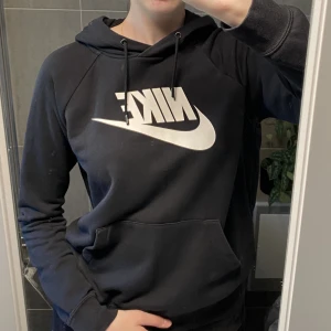 Nike hoodie - Skön hoodie från Nike!💗än när en del men bra kvalite och skick💗