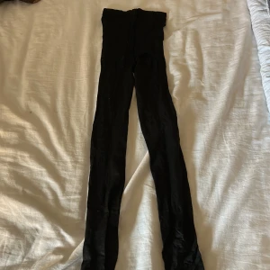Strumpbyxor  - Svarta genomskinliga strumpbyxor från Lindex. Vet ej Storleken men passar de flesta eftersom det är strumpbyxor