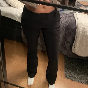 Lågmidjade kostymbyxor bootcut - Säljer ett par bootcut kostymbyxor💕 
