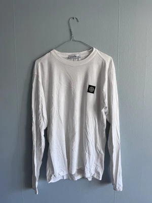 Stone Island long sleeve t-shirt - Stone Island long sleeve säljes! Fint skick förutom ett litet hål vid märket( se bild)