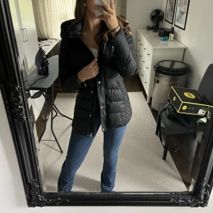 Vinterjacka - Säljer denna Rockandblue jacka då den inte längre kommer till användning! Är välanvänd men i jättefint skick. Har storlek 42 och är 175cm lång, men skulle säga att den är väldigt stor i storleken då jag vanligtvis har storlek 38 i jackor