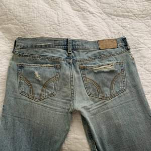 Helt perfekta bootcut jeans. Skit snygga på. Säljer för att dom är för små tyvärr. Midjemåttet är ca 74cm❤️en skärp tråd har gått av