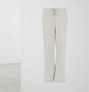 Sköna mjukisbyxor - Skönaste mjukisarna från Gina, använd endast 2 gånger . Jätte mysiga och varma🥰Säljer då de satt lite korta mig! Är ca 173 som preferens ❤️