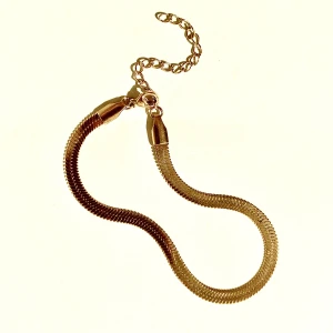 Armband 💛❤️‍🔥 - Vacker armband guldfärgad köptes från Tyskland, är lite stor för min hand därav säljes. Helt ny! Klicka gärna på köp nu eller kontakta 💞🌸💕