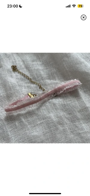 Rosa choker med spets - Rosa choker i sammet och spets, knappt använd. Justerbar storlek.  Pris är inklusive frakt!