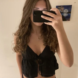 Svart topp - Fin svart topp med knytning framifrån, aldrig använd