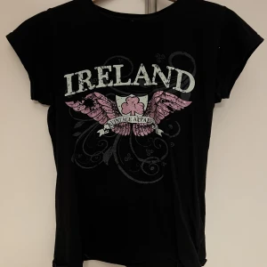 Y2K t-shirt - Y2K t-shirt med fint och glittrigt rosa tryck