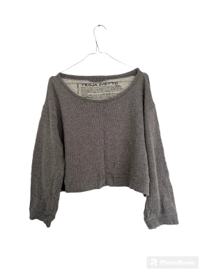 Grå långärmad tröja - Grå långärmad tröja i tunt frottéliknande material! 