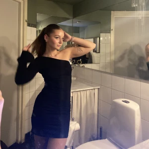 Klänning  - Sååååå fin klänning som tyvärr inte kommer till användning längre :( Använd 1 gång! Köpare står för frakt 