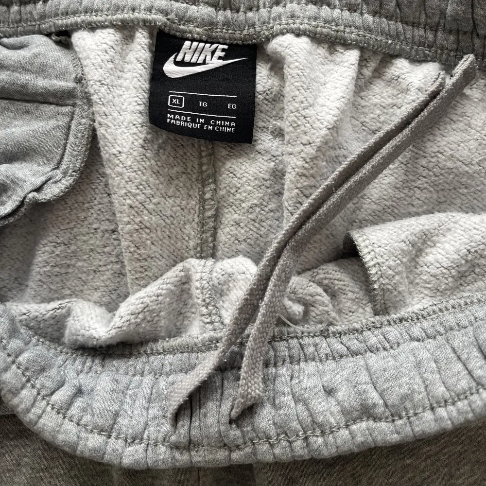 Grå sweatpants från Nike i storlek XL. Fint skick!. Jeans & Byxor.