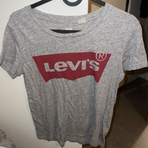 Levis T-shirt 100kr - Storlek xxs, originella pris 350kr men säljer den för 100 kr! Knappt använd för halvår sen så mycket fint skick! Skriv om intresserad- kan mötas upp på stan, tar endast emot Swish