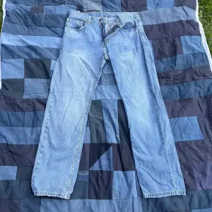 Kanske världens snyggaste modell på jeans nånsin gjorda! 505 Levis, verkligen en perfekt passform! Midjemått 43 cm, totala längden 106 cm, benöppning 20 cm