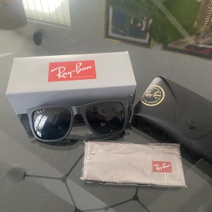 Ray ban 4165 - Säljer ett par schyssta Ray-ban solglasögon. Det är helt nya och är aldrig använda. Allt original följer med. Nypris är cirka 1500kr. De är även polariserade. Skriv för mer frågor🙌