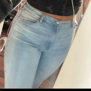 Ljusa skinny jeans - Köpta från hm. Storlek 46 men mindre i storleken. Använda 1 gång❤️