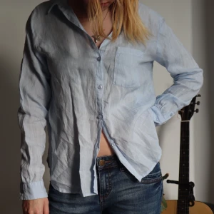 Ljus blå linne skjorta - Ljus blå linne skjorta! Perfekt skick! Ber om ursäkt för att den är lite skrynklig på bilden, säljer då jag ej använder längre 🏙️