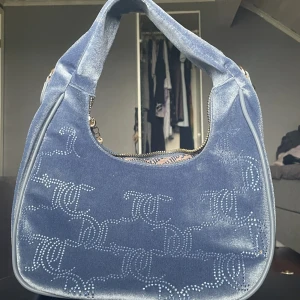 Juicy couture väska  - Jättesnygg väska utan skador, säljer eftersom det inte riktigt är min stil längre. Band till väskan samt plånboken ingår, den är äkta🩷