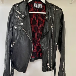 Skinnjacka - Jofama skinnjacka Stl 38 Mycket bra skick, använd ett fåtal gånger. Pris 1400kr