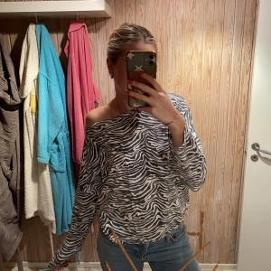 Tröja - Supersöt tröja som kan bäras off sholder eller vanligt. Söta små stjärnor på ryggen, storlek M, men passar mig S❣️