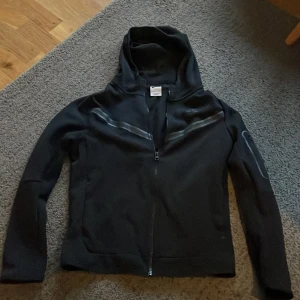 Nike tech flecce  - Ny skick i 170 och typ aldrig använd skriv för mer bilder eller information.😊