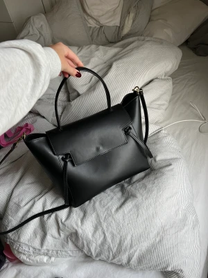 Väska  - Supersnygg väska som är vääääldigt sparsamt använd. Nypriset var runt 1000-1500kr men minns inte märket! Äkta läder.