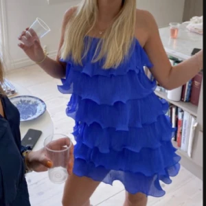 Volang klänning - Säljer en jätte fin blå volangklänning som aldrig är använd!!  