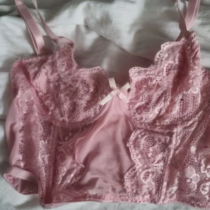 Pink corset top  - Väldigt söt rosa top i storlek S. Har inte kommit till användning än så jag säljer den. Den är jätte söt, kan mötas upp eller frakta den.