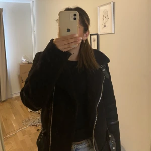 Svart höstjacka  - Jättefin och bekväm jacka. Passar jättebra nu till hösten. Bra skick 