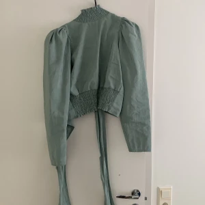 Knyyblus - Öppenrygg, fint skick 