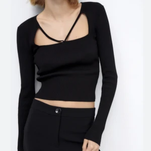 Långärmad topp - Super fin topp från Zara med en snygg detalj över bröstet. Använd endast några få gånger. Är i nyskick💕