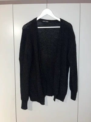 Kofta - Stickad kofta som ej kommer till användning, knappt använd