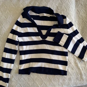Randig tröja  - Super fin marinblå randig tröja med en liten krage, använd ca 1 gång så är som ny!