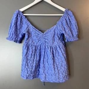 Snygg blus🫶 - En snygg och tun blus som är kortärmad med knytning i ryggen❤️Använt ca 2 gånger🫶