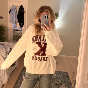Sweatshirt med tryck - Vit sweatshirt med vinrött tryck i olika material😇 Jag har storlek S men har på mig storlek L så den sitter perfekt oversize på mig! Kontakta för mer info😚