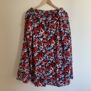 Kjol - Kjol med fickor. Har använt en gång.