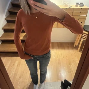 Tröja - Fin hösttröja i världens skönaste material!!! Funkar att ha över en annan tröja men även som ett eget plagg🤩Står ingen storlek men passar perfekt på mig som vanligtvis har S!