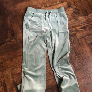 Juicy Couture byxor - Gröna juicy couture byxor i bra skick. Kan även tänka mig att diskutera priset! 