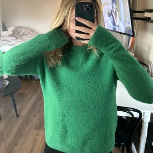 Stickad &otherstories tröja - Stickad &otherstories tröja som jag köpt på Sellpy, jättefin men tycker inte färgen passar mitt hår:/  tyget ser nopprigt ut med de är så tyget är😄