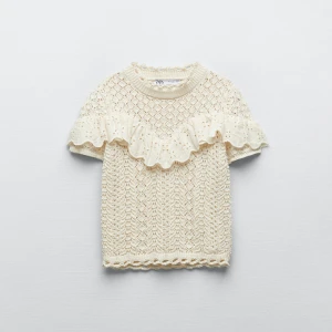 ZARA VOLANG TOPP - En så fin och populär tröja från zara💕 Den säljs inte längre!! Köptes för 379 och säljs pga att den tyvärr är liten för mig.  Endast använd 3 ggr!!! Kan självklart diskutera pris så kom med förslag💞