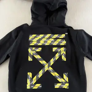 Säljer en extremt unik off white hoodie.   Endast producerad i 50st av varje storlek.   Nypris för denna var över 8000kr  Skicket är väldigt bra, nästintill ny, använd endast fåtal gånger    Allt följer med ifrån den var ny, påse, tags och kvitto.