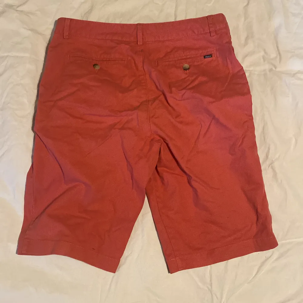 Röda Polo Ralph lauren shorts i storlek 170. Funkar bra till sommaren. Skick 8/10, inga fläckar eller hål. . Shorts.