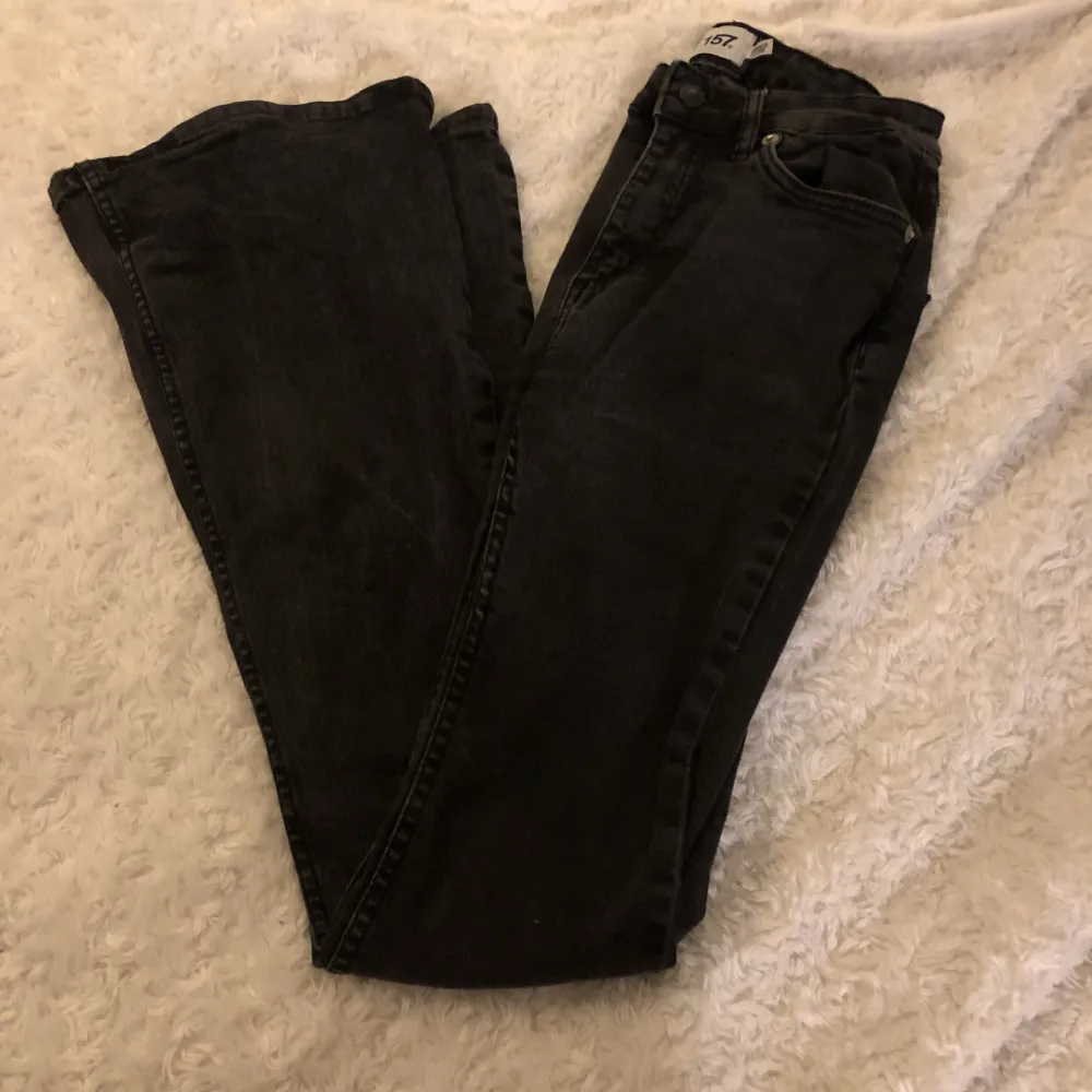 Fina jeans från lager 157 storlek S och det är smale flared. Har används och de har blivit lite missfärgade de är lite mer gråa men det är fortfarande väldigt fina! Och högmidjade!🖤. Jeans & Byxor.
