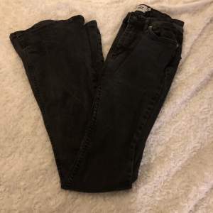 Fina jeans från lager 157 storlek S och det är smale flared. Har används och de har blivit lite missfärgade de är lite mer gråa men det är fortfarande väldigt fina! Och högmidjade!🖤