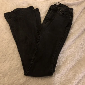 Jeans - Fina jeans från lager 157 storlek S och det är smale flared. Har används och de har blivit lite missfärgade de är lite mer gråa men det är fortfarande väldigt fina! Och högmidjade!🖤