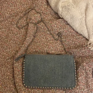 Väska från zara  - Väska från zara i jeanstyg, aldrig använd 