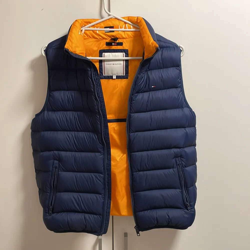 Här är en helt oanvänd (bara testat ) väst från Tommy hilfiger den är iväldigt bra skick och perfekt inför hösten. Originalpris 1800. Takit.