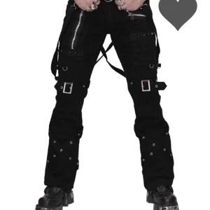 Punk byxor - Ett par byxor från shock.se i stretchigt jeans material. Använda typ 3 gånger bara för att prova dom, lappen sitter kvar. Säljer pga dom var lite för ”skinny” för min smak. Köpta för 799kr Pris kan diskuteras:)