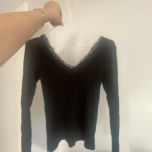 Topp - Säljer denna urringade tröjan, fin och enkel med spets fram o bak 💜💜TRYCK EJ KÖP NU