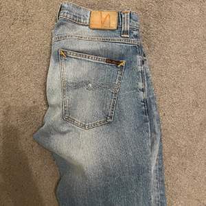 Säljer dessa feta Nudie jeans grim tim som är riktigt feta och speciell färg som inte säljs längre, speciell färg på brodering på fickorna där bak riktigt feta😊