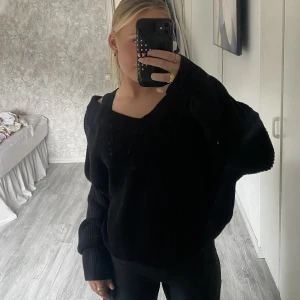 Stickad offshoulder tröja  - Voversized offshoulder tröja, stickad svart, jättemysig💗