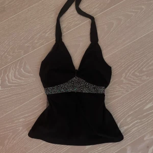 söt halterneck - säljer min söta vintage halterneck topp från Stockh Lm! storlek S men sitter fint på mig som brukar bära XS. den har en öppen övre rygg och jättesöta detaljer på framsidan🤭 inga defekter! dm för bilder/frågor💞
